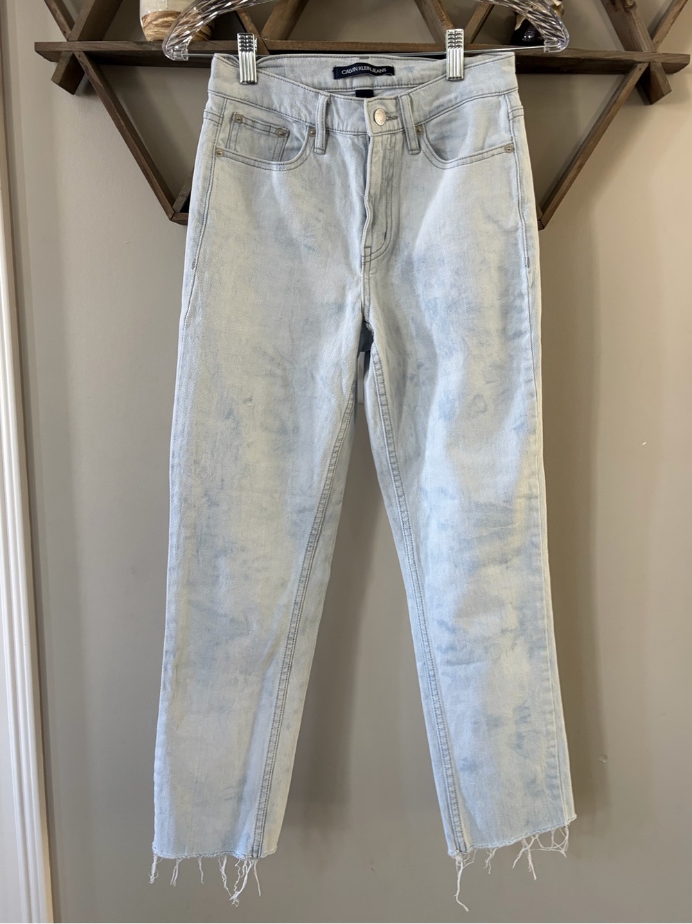 Calvin Klein CK light-wash high-rise straight ankle jeans raw hem. Size 25.